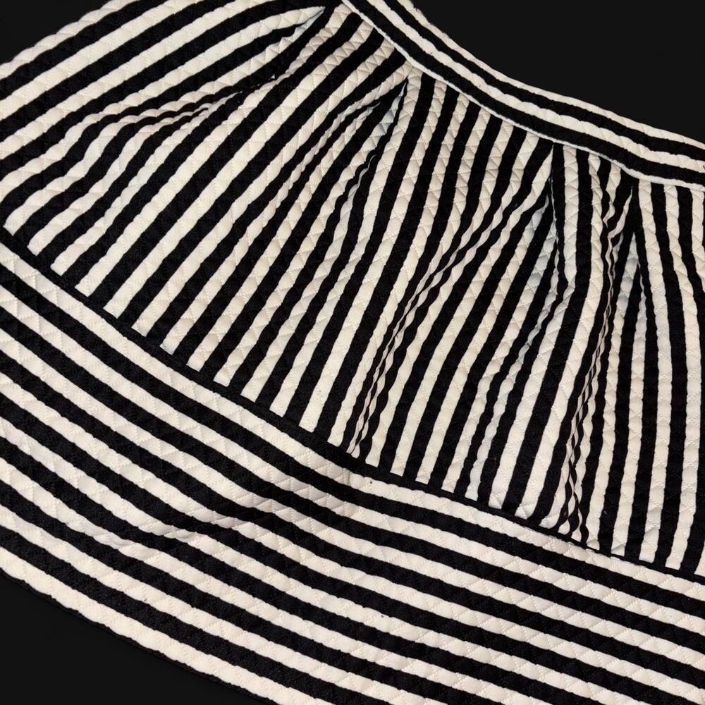 Xhilaration Women's Black and Cream Skirt